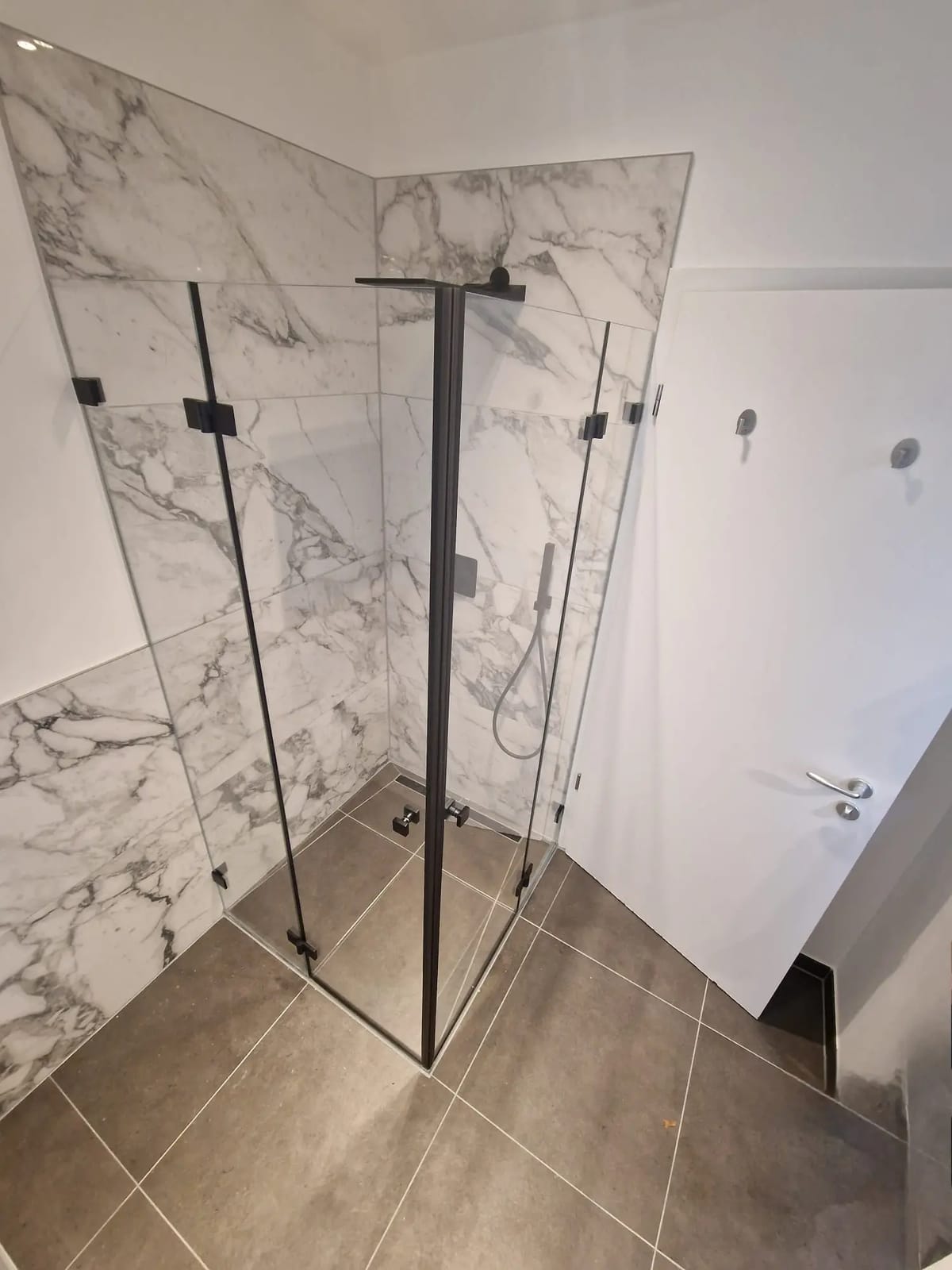 Exklusive Black-Edition Ganzglasdusche mit schwarzen Beschlägen